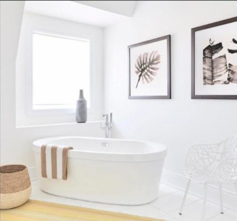 Ensuite with freestanding tub in a Dunpar townhome, Toronto
